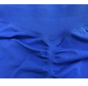 Dettaglio della vita alta a costine e cucitura arricciata sui pantaloncini yoga blu