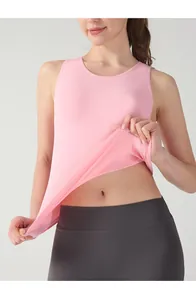 Detail des rosa Yoga-Tops zeigt leichten feuchtigkeitstransportierenden Stoff und Stretch