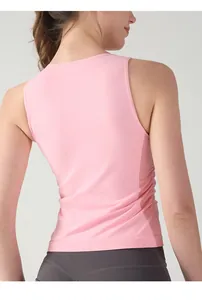 Detailaufnahme des rosa Yoga-Tops mit seitlichen Raffungen und grauer Sport-Leggings
