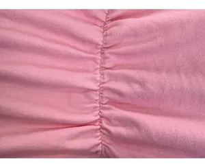 Makro-Detail der seitlichen Raffung und Nähte an diesem rosa Schnelltrocknenden Yoga-Top
