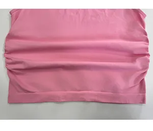 Detailaufnahme des pinken Yoga-Tops mit seitlichen Raffungen und Rippstricksaum