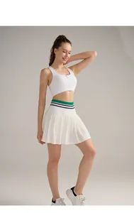 Dettaglio gonna da tennis a pieghe bianca con elastico in vita a righe verdi e blu navy