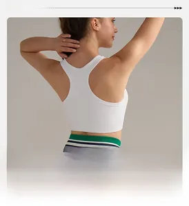 Detailansicht Sport-BH in Weiß mit Racerback-Design und grünem gestreiftem Saum
