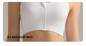 Dettaglio macro di reggiseno sportivo con orlo ampio a costine e tessuto bianco puro