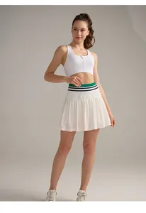 Dettaglio del reggiseno sportivo bianco con cerniera frontale e imbottiture rimovibili