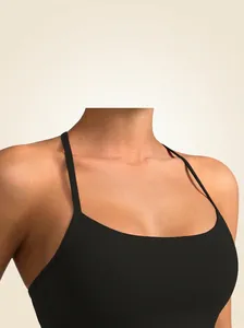 Détail des fines bretelles élastiques de ce soutien-gorge de sport noir extensible