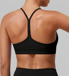 Gros plan d'un soutien-gorge de sport noir avec design dos en Y et tissu sans couture