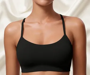 Détail de la couture des bretelles sur la brassière de sport noire extensible