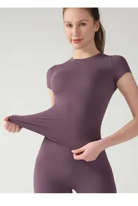 Nahaufnahme des hoch elastischen lila Yoga-T-Shirts zur Demonstration der Dehnbarkeit