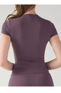 Rückansicht des engen Yoga-T-Shirts in Pflaume aus schnelltrocknendem Funktionsmaterial