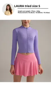 Größentabelle für lila Yoga-Jacke und Faltenrock mit detaillierten Maßen des Models