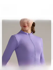 Detailansicht der lavendelfarbenen Yoga-Jacke mit 3D-Passform, Rippstruktur und Reißverschluss