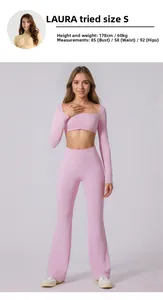 Detail der hoch taillierten ausgestellten Yogahose und langärmligem bauchfreien Top in Hellrosa