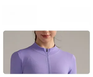 Detail der lila Yoga-Jacke mit kleinem Stehkragen und gerippter Stoffstruktur für Damen