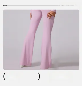Detail der mauve-rosa gerippten Yoga-Schlaghose mit dehnbarem Stoff und ausgestelltem Saum