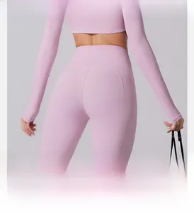 Detailansicht der pinkfarbenen Yoga-Hose mit hohem Bund und Po-Lifting-Naht-Design