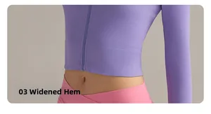 Detailaufnahme des verbreiterten Rippsaums an einer lila Yoga-Jacke mit Reißverschluss