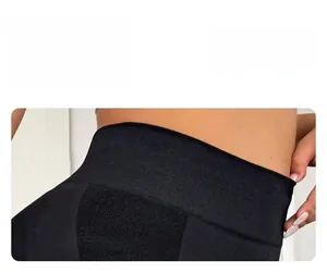 Détail de la taille haute élastique sur le short de yoga noir à côtes