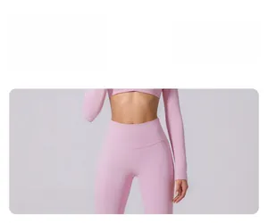 Detail der High-Waist Yogahose mit klarer Taillenlinie und hochwertigem Peach-Skin-Stoff
