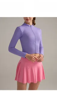 Nahaufnahme der lavendelfarbenen Yoga-Jacke kombiniert mit rosa Faltenrock