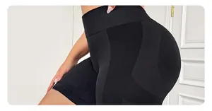 Gros plan du short de yoga noir taille haute sans couture avec détails sculptants