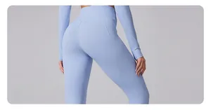 Detail der hellblauen High-Waist-Yogahose mit Push-up-Effekt und formenden Nähten am Gesäß