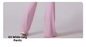 Detail der ausgestellten Beine einer rosa Yogahose kombiniert mit weißen Freizeitschuhen