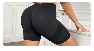 Détail d'un short de yoga noir à taille haute avec texture et couture push-up fessier