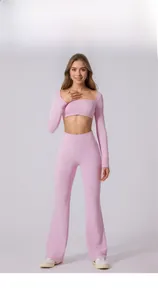 Detail der hellvioletten Schlag-Yogahose mit hoher Taille, Rippenstruktur und Passform