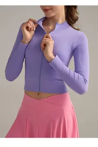 Detail von lila langärmeligem Yoga-Oberteil und rosa gefaltetem Fitness-Rock