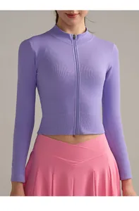Detail der lila Yoga-Jacke mit Rippstruktur und rosa Faltenrock mit Cross-Waist-Design