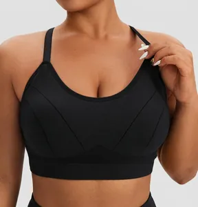 Detailaufnahme von atmungsaktivem schwarzem Sport-BH mit hochelastischem Stoff und V-Ausschnitt