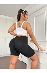 Détail du short de cycliste sans couture taille haute montrant l'effet push-up et la texture