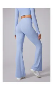 Nahaufnahme der hellblauen High-Waist Yoga-Hose mit hochwertiger Rippenstruktur