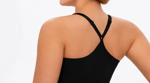 Detail eines schwarzen Yoga-BHs mit Kreuzrücken und verstellbaren Trägern aus Strick
