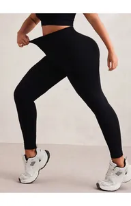 Detail showing the high elasticity and seamless fabric of the high-waist black yoga pants