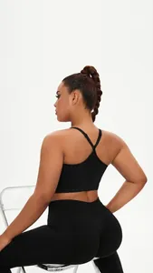 Detailansicht des schwarzen Cross-Back Sport-BHs und der High-Waist Yoga-Leggings