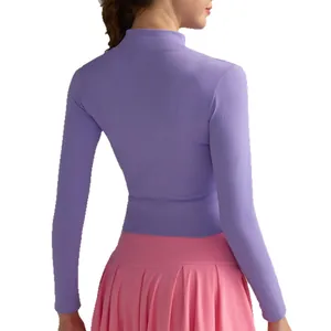 Schlanke lavendelfarbene Ripp-Sportjacke mit rosa Faltenrock von hinten gesehen