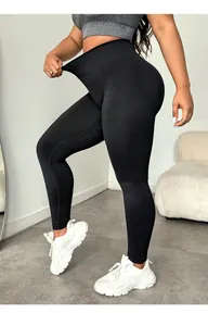 Detalle de mallas de yoga negras sin costuras de cintura alta con control de abdomen