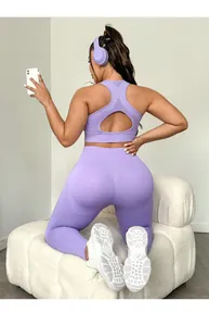 Detail eines hellvioletten Yoga-Sets mit Sport-BH mit Ausschnitt und hoch taillierter Hose