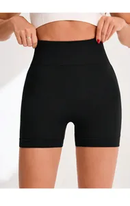 Dettaglio dei pantaloncini da ciclista neri senza cuciture a vita alta con tessuto compressivo