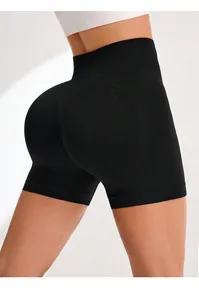 Dettaglio degli shorts da yoga neri a vita alta senza cuciture con trama modellante