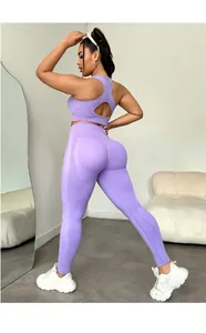Detailansicht des lila Yoga-Sets mit Cut-Out-Sport-BH und hoch taillierten nahtlosen Leggings