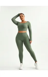 Detail van olijfgroene crop top met lange mouwen en sportlegging met hoge taille