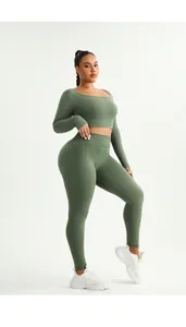Detail van hoge taille yoga leggings en lange mouw crop top set in olijfgroene kleur