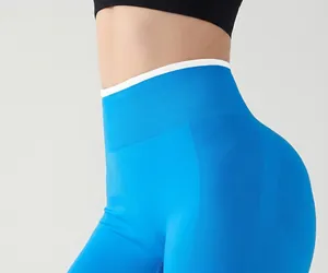 Makroansicht des blauen hohen Rippbunds der nahtlosen Fitness-Yoga-Shorts