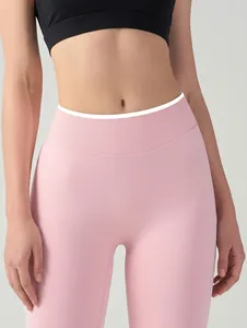Détail du short de yoga rose à taille haute avec contrôle du ventre pour l'entraînement