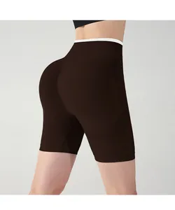 Detailansicht der High Waist Yoga Shorts mit Lifting-Struktur und nahtlosem braunem Stoff