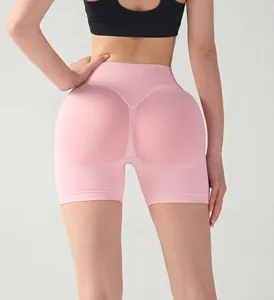 Vue détaillée du short de yoga rose taille haute sans couture avec design galbant fessier