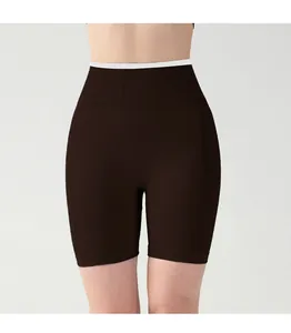 Detaillierte Nahaufnahme der dunkelbraunen High-Waist-Yoga-Shorts mit nahtloser Rippstruktur